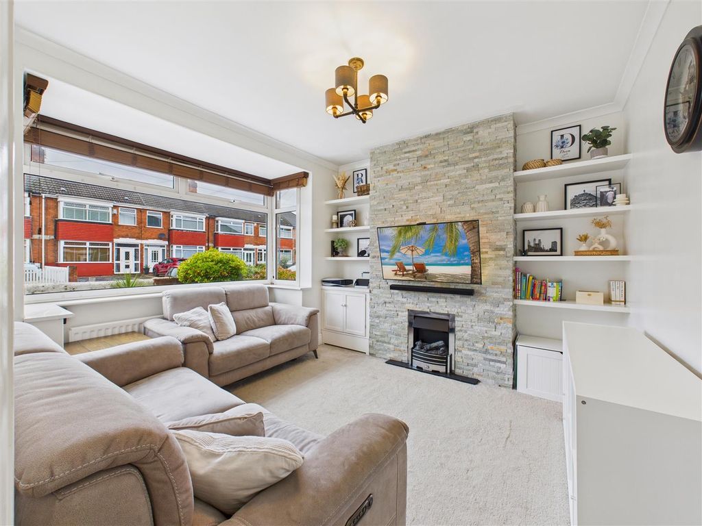 Property photo 3 of 12 Lounge