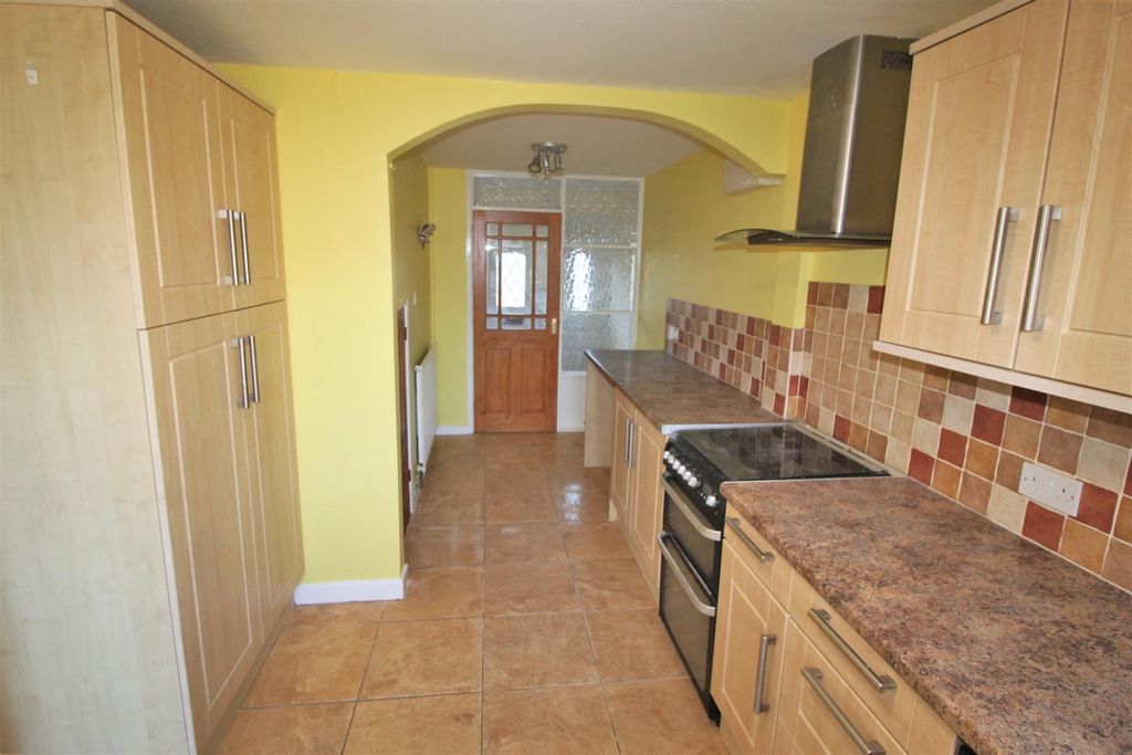 Property photo 3 of 10 Kitchen