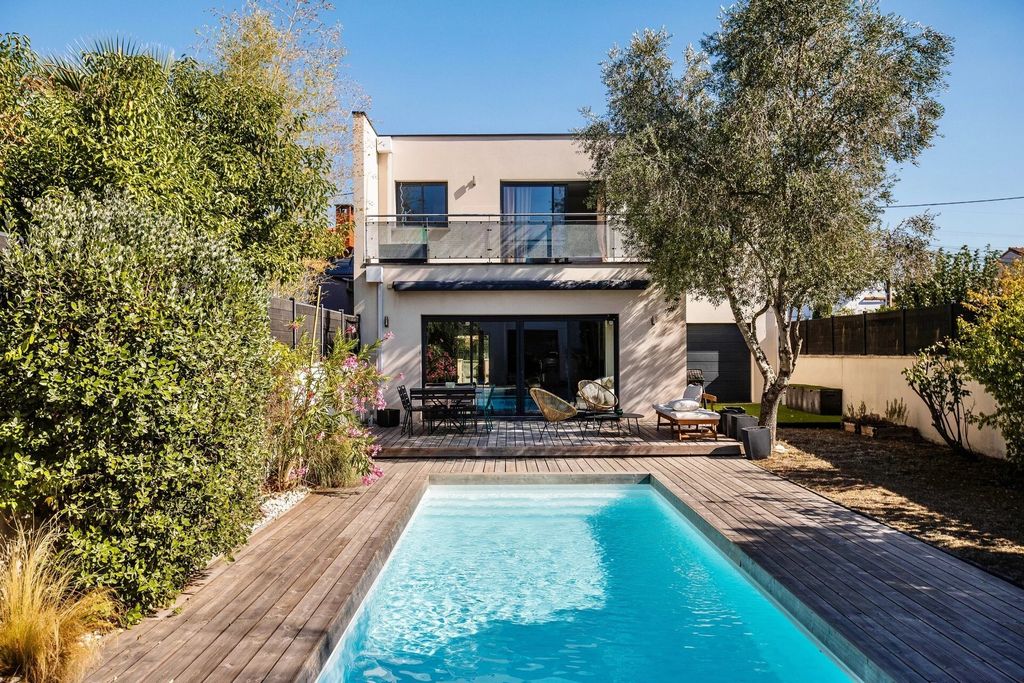 Property photo 1 of 16 Bordeaux Caudéran – Elegant Family Home – Landscaped Garden – Swimming Pool – Garage