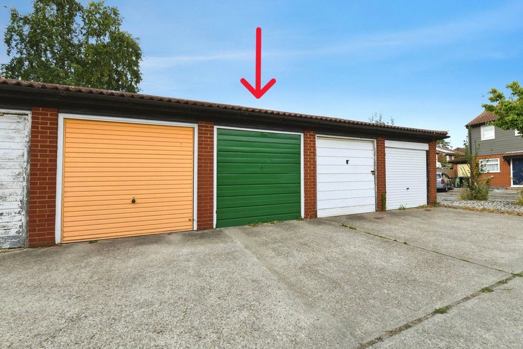 Property photo 3 of 18 Garage En-Bloc