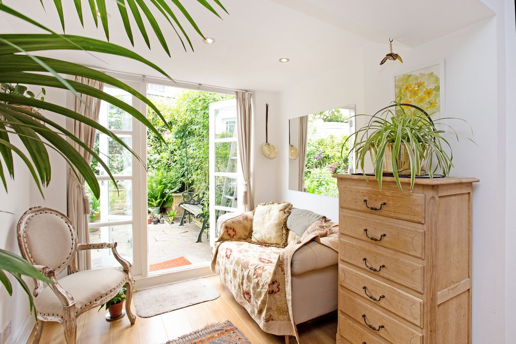 Property photo 3 of 12 39A Swanscombe Road