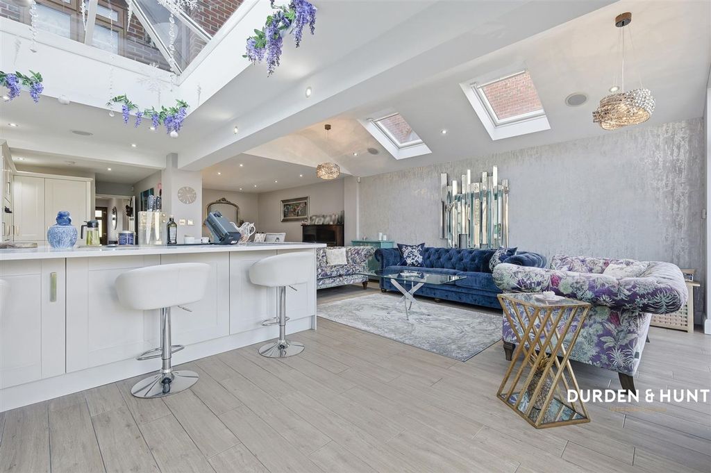 Property photo 3 of 27 High Road North