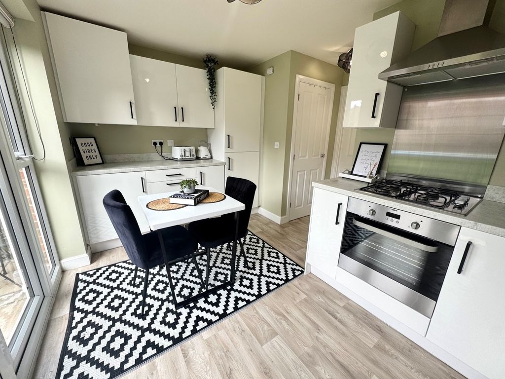 Property photo 2 of 12 Dining Kitchen