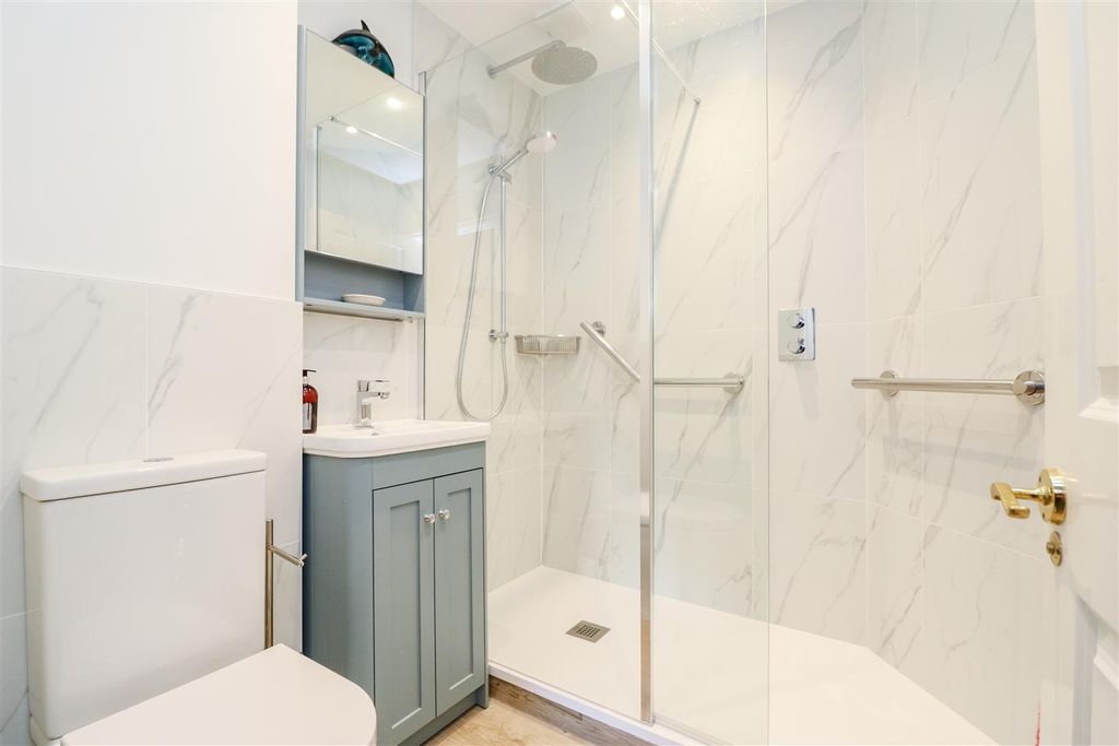 Additional image 15 of 2 bed flat for salePotters Place, Horsham RH12