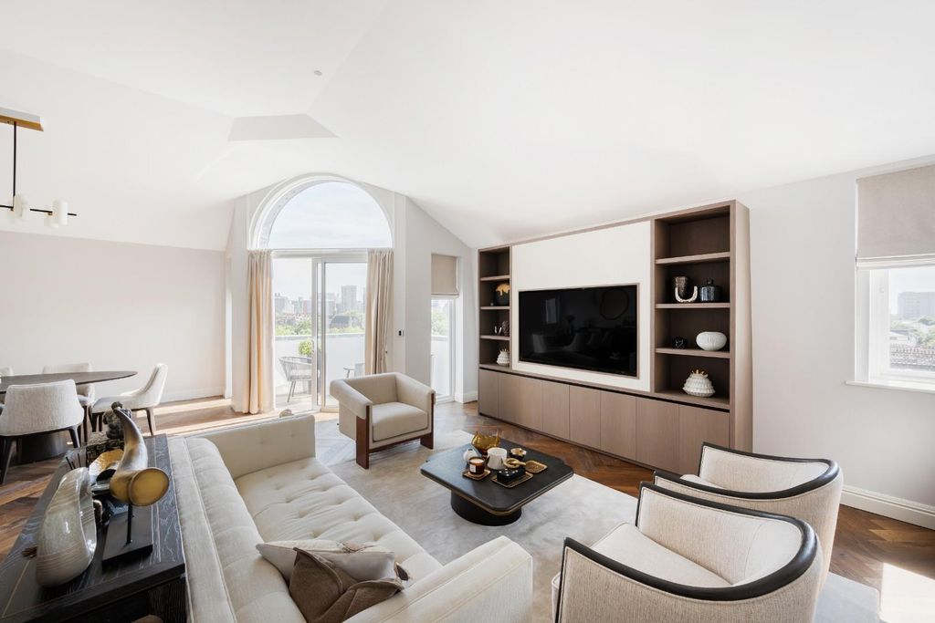Property photo 3 of 34 Penthouse A, Melbourne Court Hi-4.Jpg