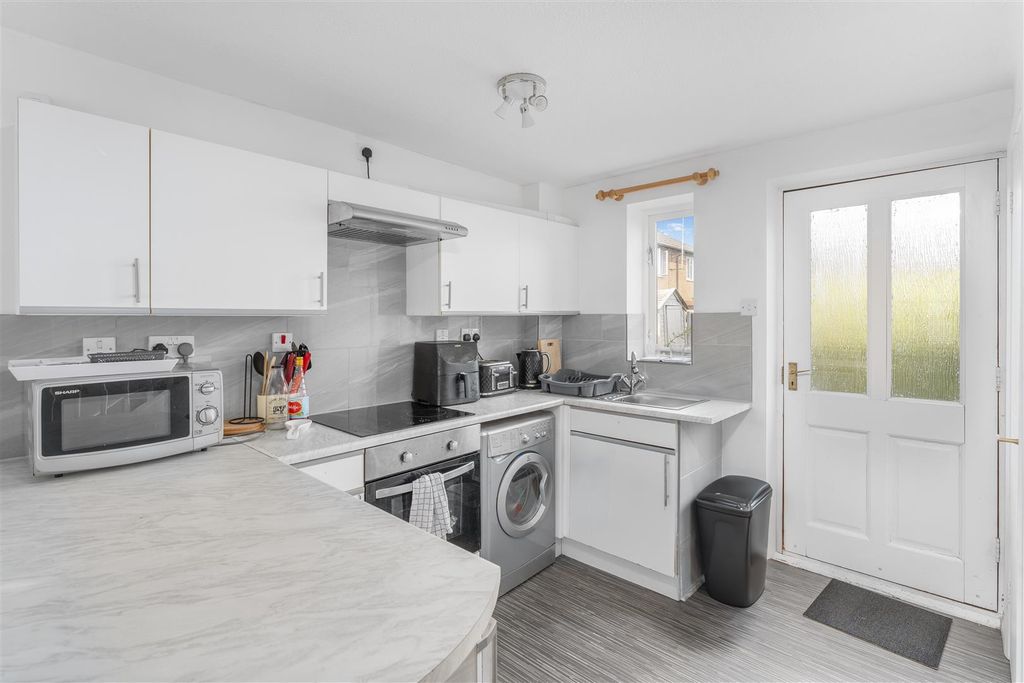 Property photo 3 of 9 14 Earlstoke Close, Banbury-9.Jpg