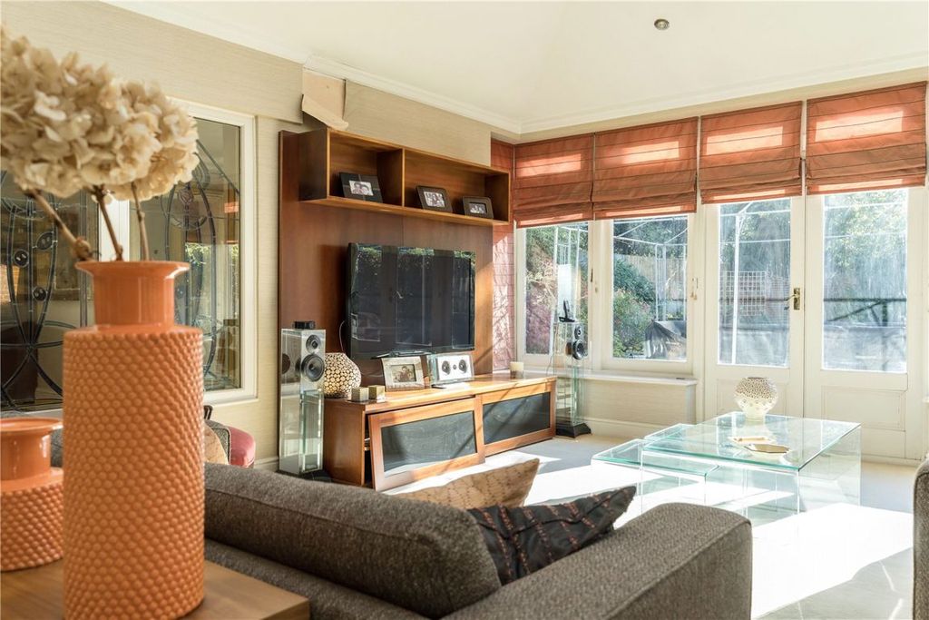 Property photo 2 of 23