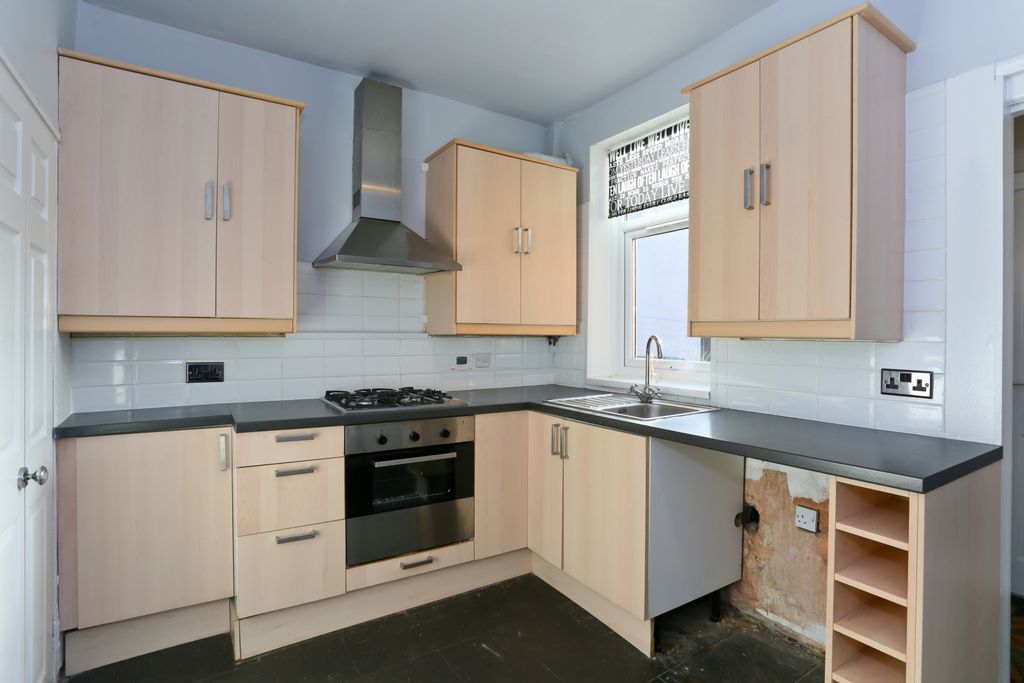 Property photo 3 of 10 Kitchen