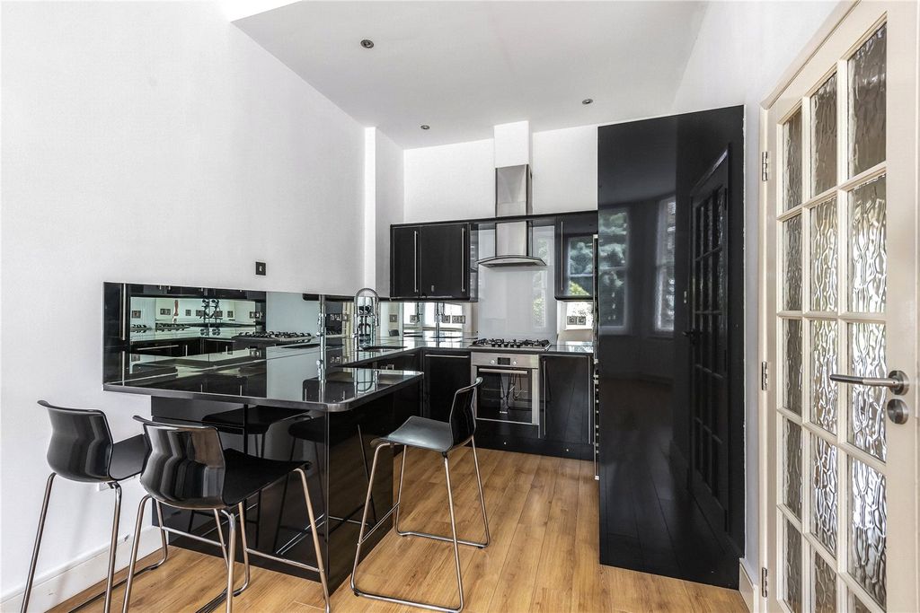 Property photo 3 of 8 Kitchen/Reception