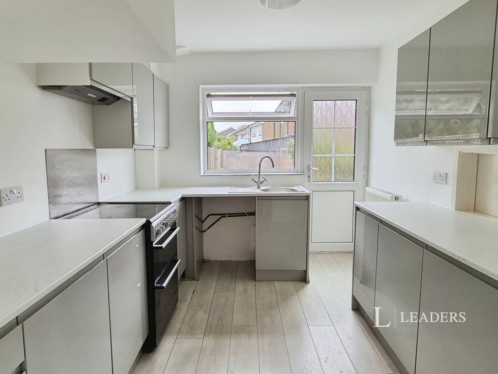 Property photo 2 of 11 Kitchen