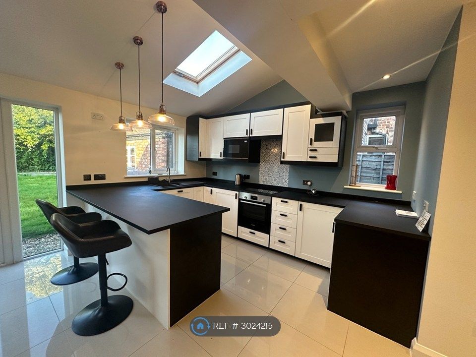 Property photo 3 of 11 Kitchen