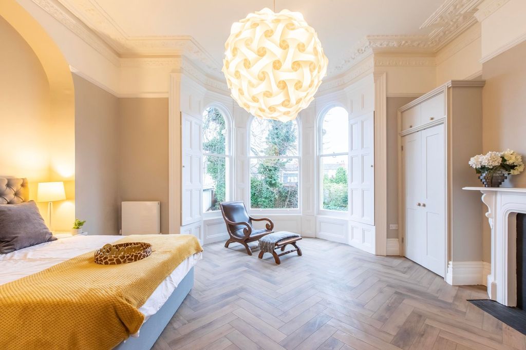 Property photo 2 of 12 Bright, Elegant Bedroom With A Large Bay Window, d...
