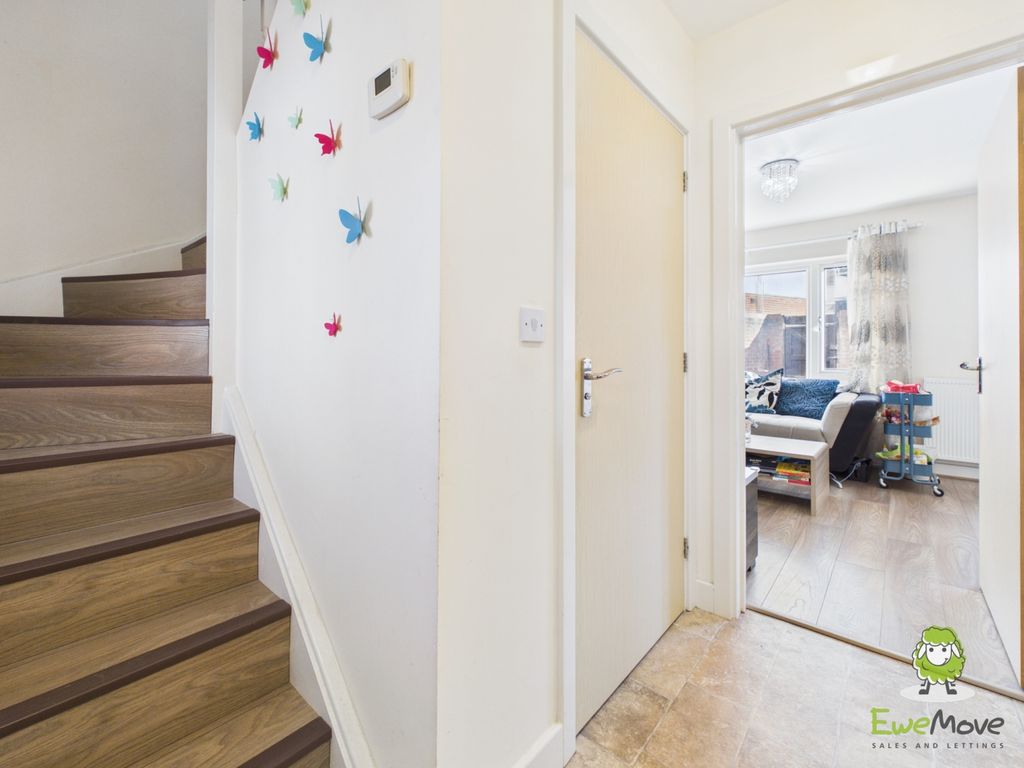 Property photo 3 of 23 Ewemove Estate Agents Basingstoke - Mallory Road