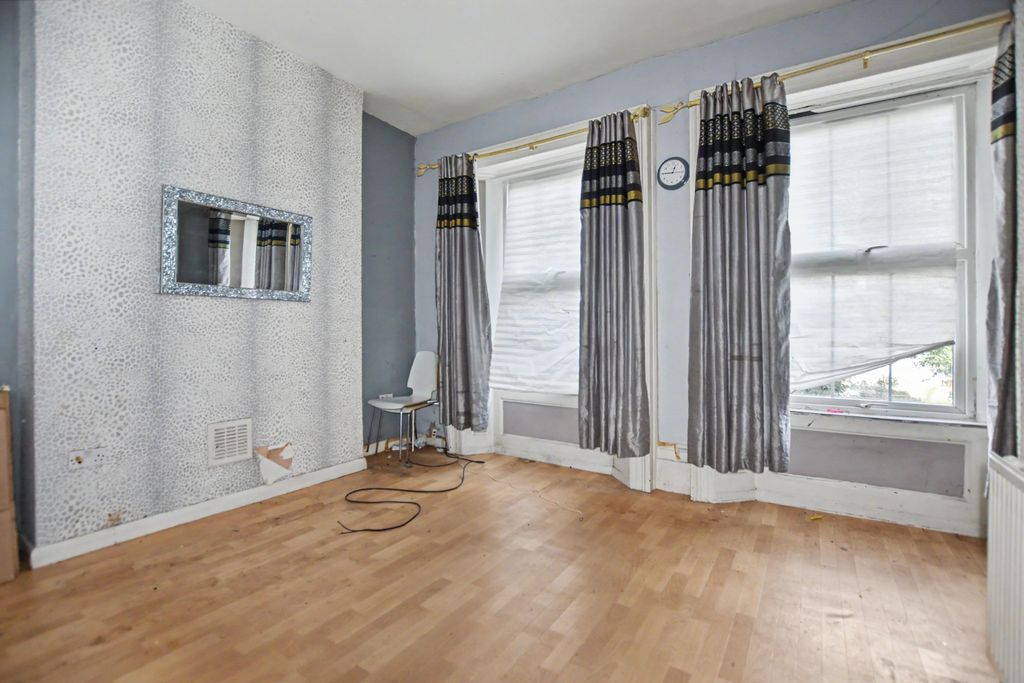 Property photo 2 of 18 Flats A-C, 16 Woolwich Road, Greenwich, London, Se10 0Ju