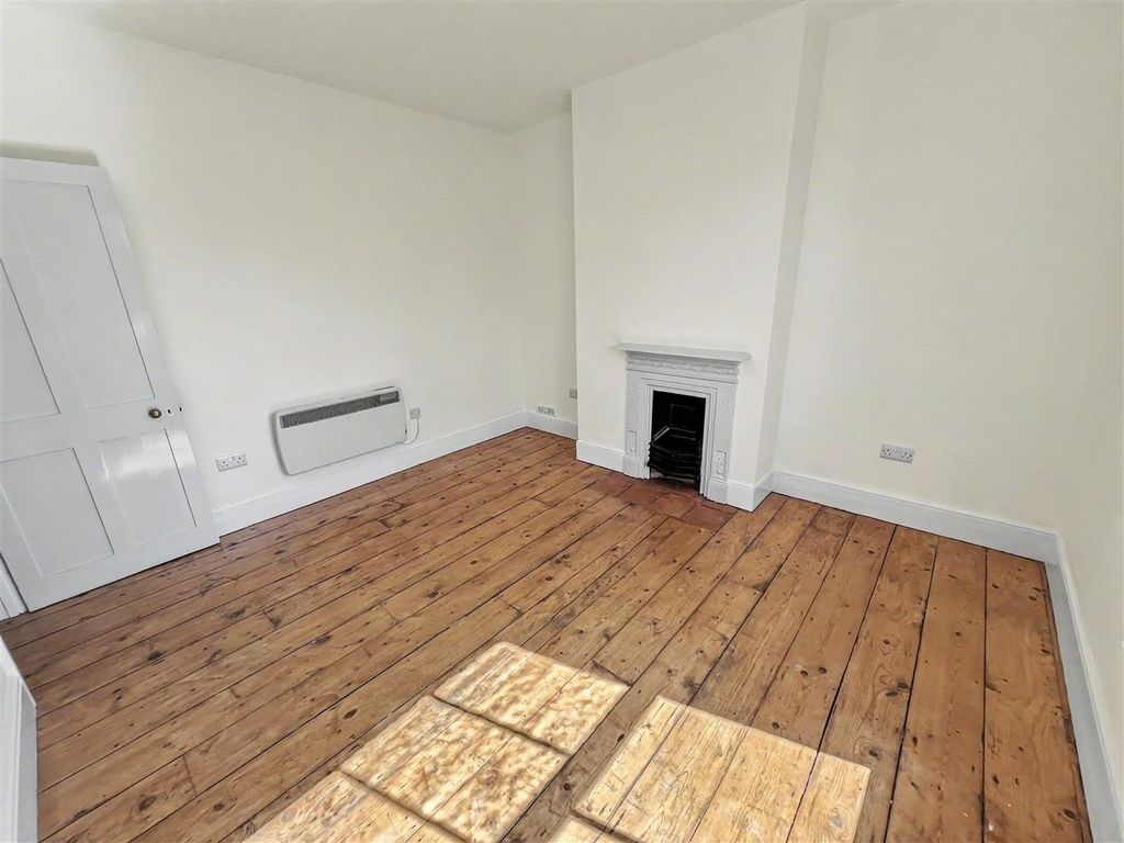 Property photo 3 of 5 Bedroom.Jpeg