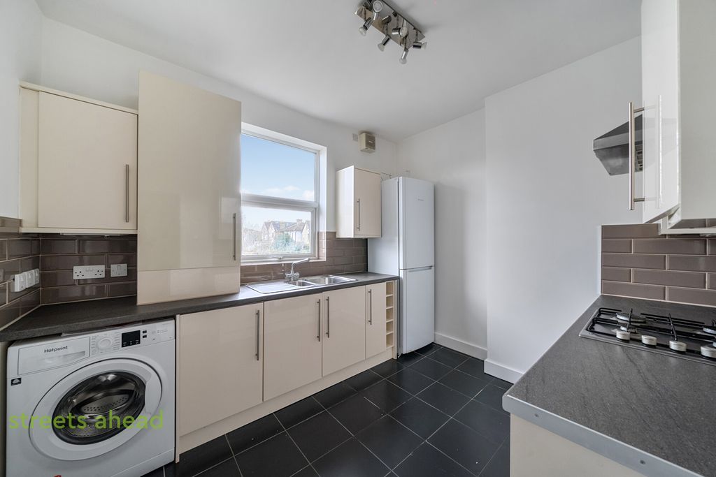 Property photo 2 of 13 0Ffbf529-8d46-418...