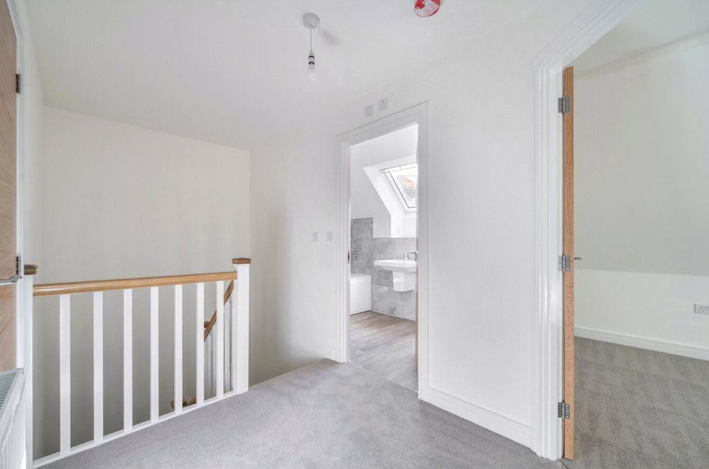 Property photo 3 of 14 Example