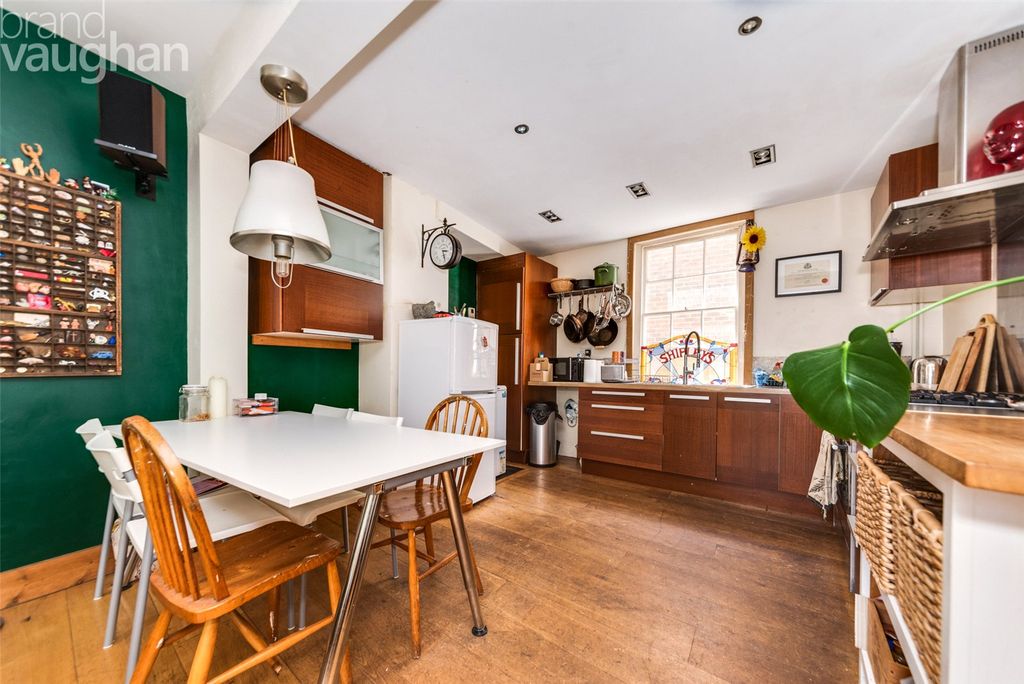 Property photo 2 of 9 Kitchen