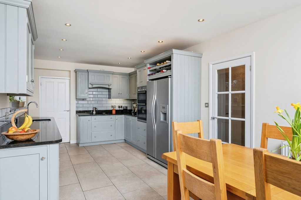 Property photo 2 of 40 Kitchen/Diner