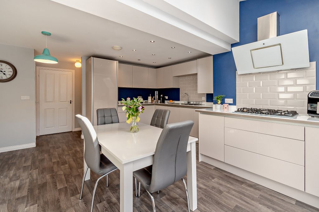 Property photo 3 of 13 Kitchen/Diner/Snug