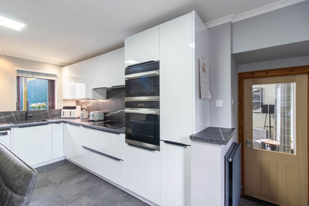 Property photo 3 of 39 Dining Kitchen