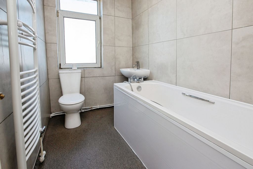 Property photo 3 of 16 Bathroom