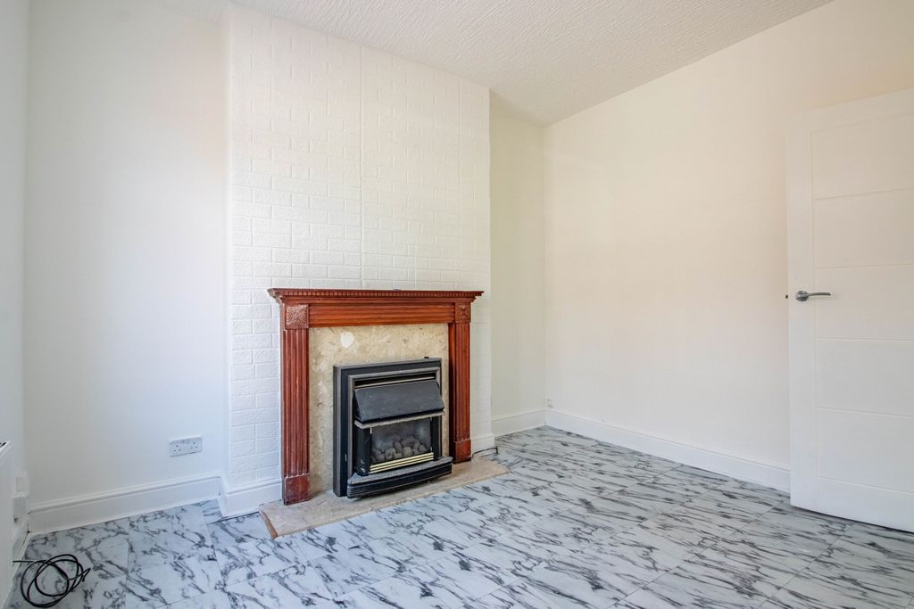 Property photo 3 of 14 E-2
