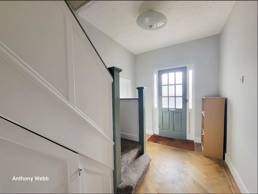 Property photo 3 of 14 Hallway