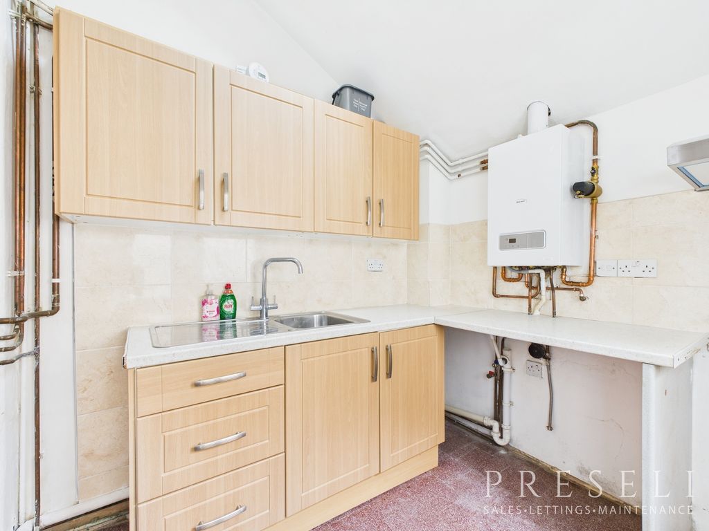 Property photo 3 of 14 Cam05119G0-Pr0015-Still009