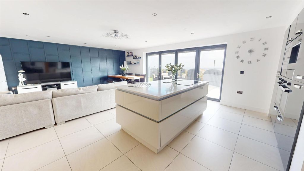 Property photo 2 of 26 Dining Kitchen