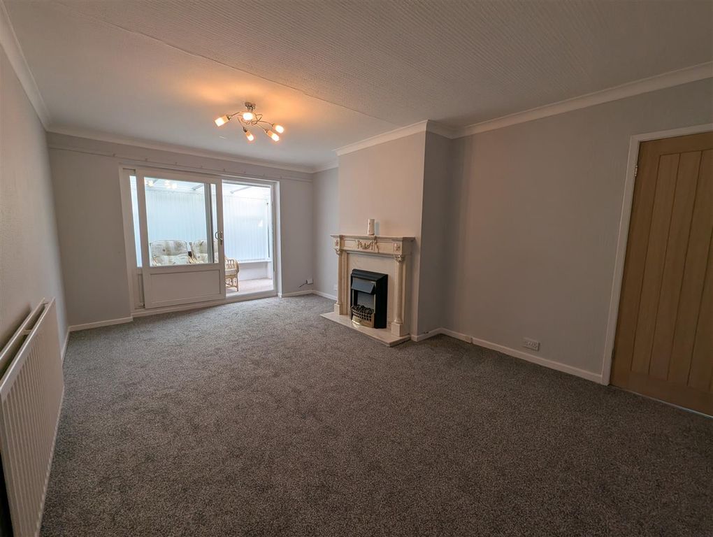 Property photo 3 of 14 Lounge