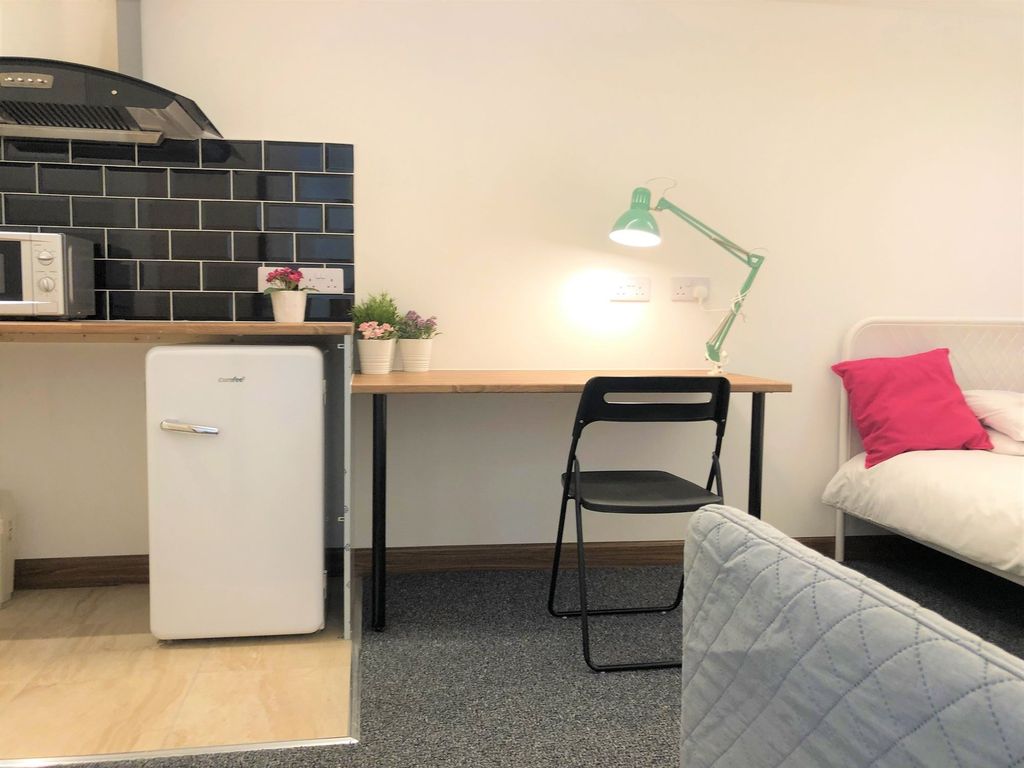 Property photo 1 of 8 A Neat And Well-Lit Student Bedroom Corner Featuri...