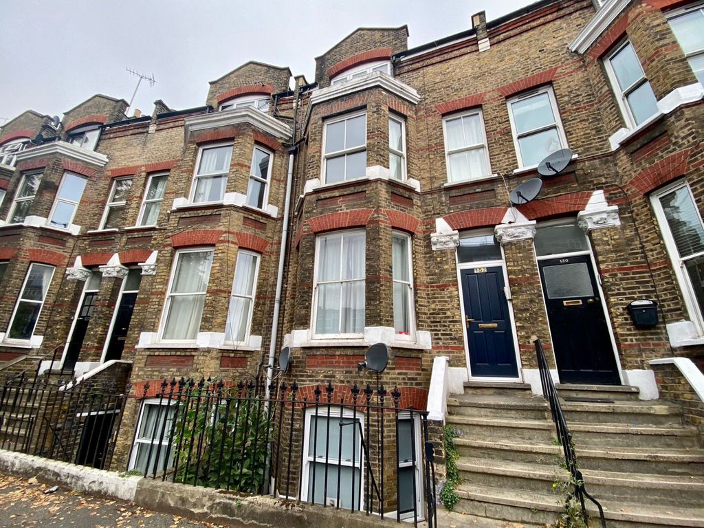 Property photo 1 of 1 We Are Pleased To Offer This Spacious 3 Bedroom Split Level Victorian Conversion Situated In A Fantastic Location And Within 10 Minutes From Either London Bridge, Southwark And Borough Tube Station.