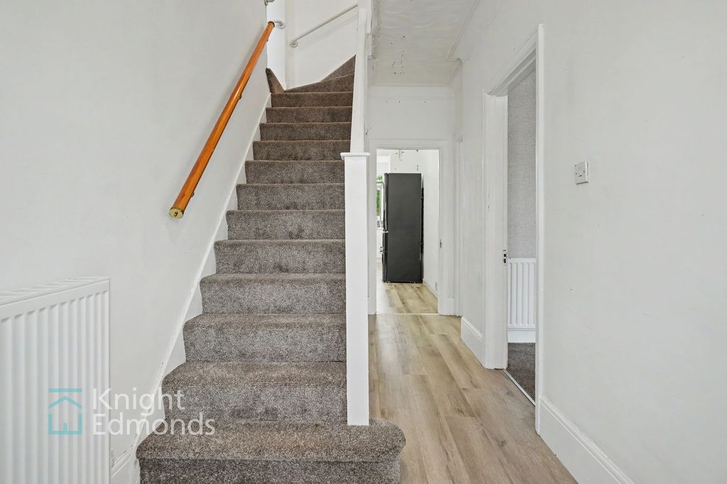 Property photo 2 of 21 Entrance Hall
