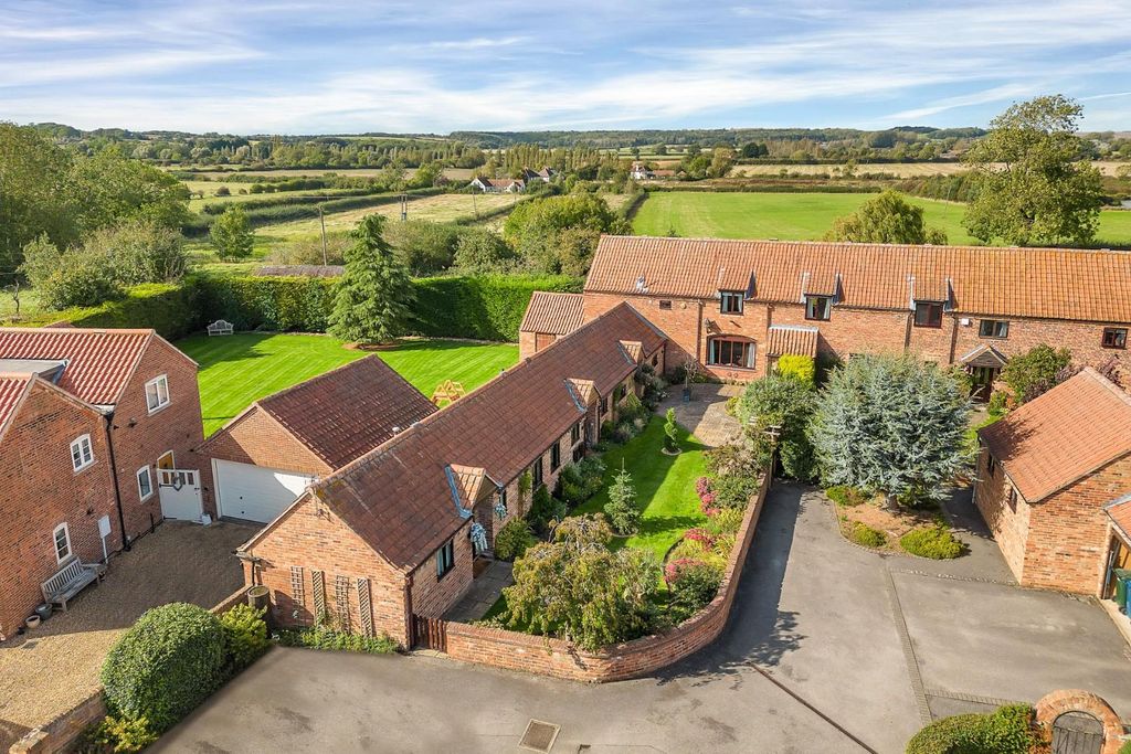 Property photo 1 of 40 2 Old Moat Court Web Ph-2.Jpg