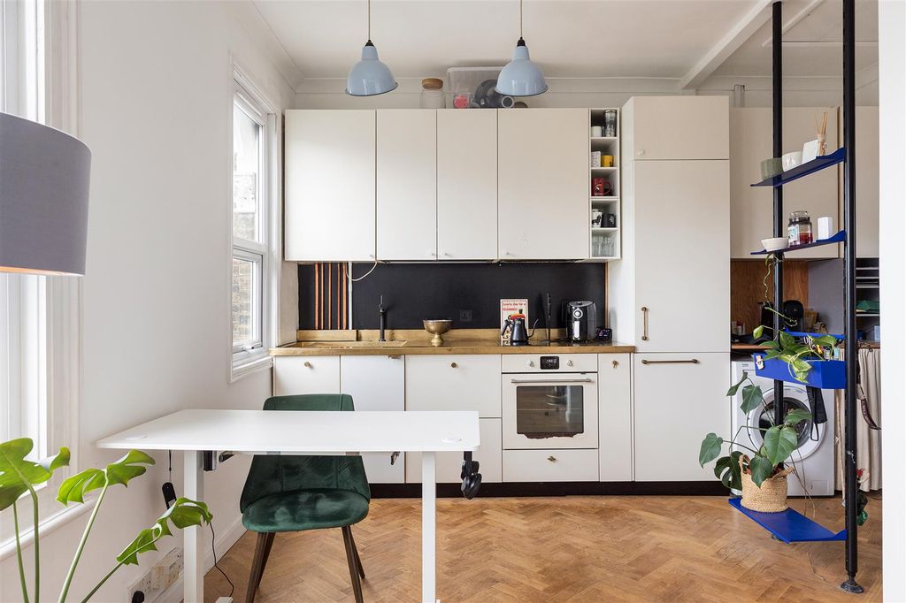 Property photo 3 of 15 Forest Drive East, E11