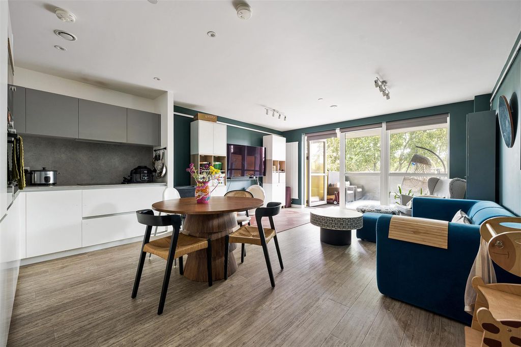 Property photo 2 of 26 Malt Court, E17
