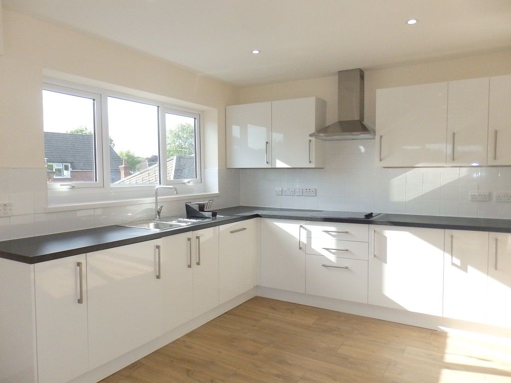 Property photo 3 of 10 Kitchen