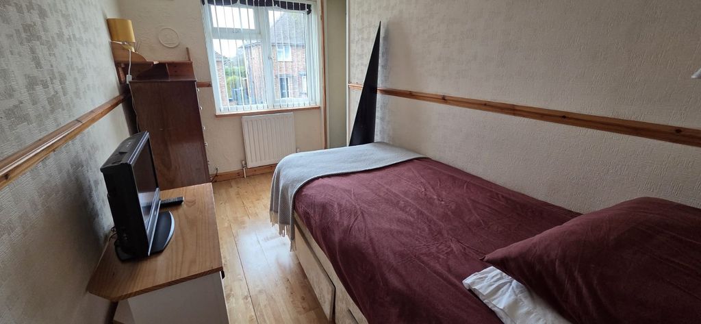 Property photo 2 of 6 Bedroom