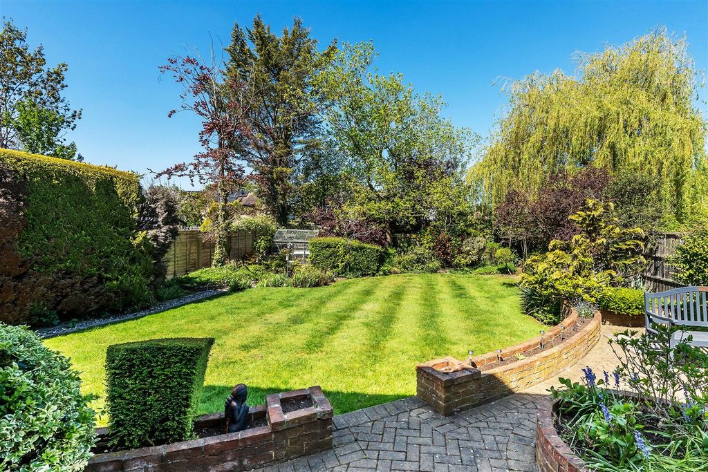 Property photo 2 of 19 16-Warwick-Gardens-2.Jpg