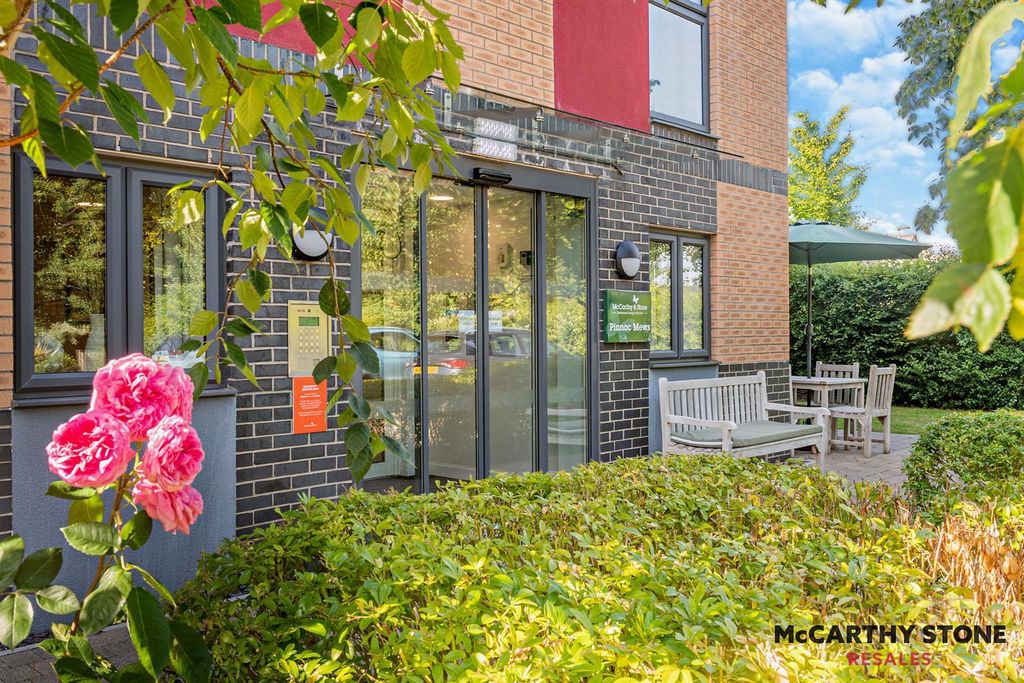 Property photo 1 of 21 Pinnoc Mews