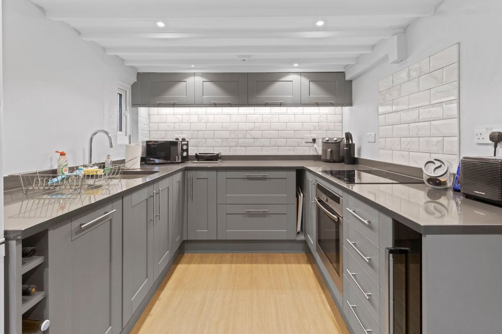 Property photo 3 of 19 Kitchen