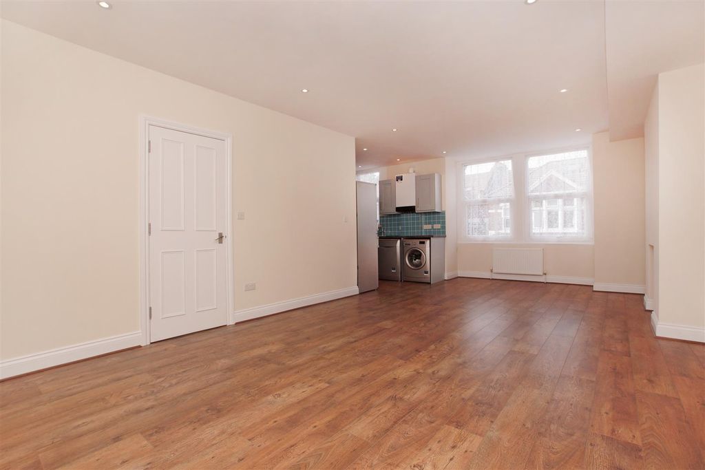 Property photo 1 of 8 Low Voltage Lighting &amp; Timber Floor In Sizeable Re