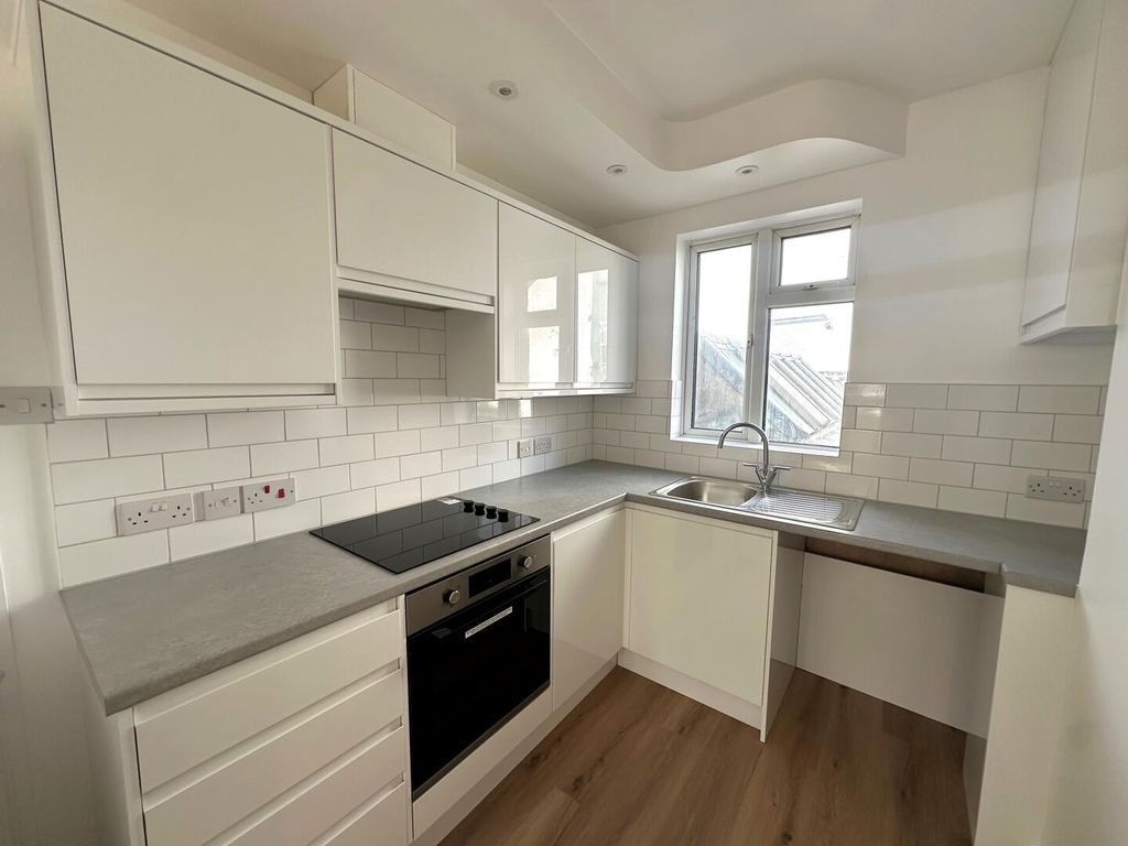 Property photo 3 of 7 Kitchen
