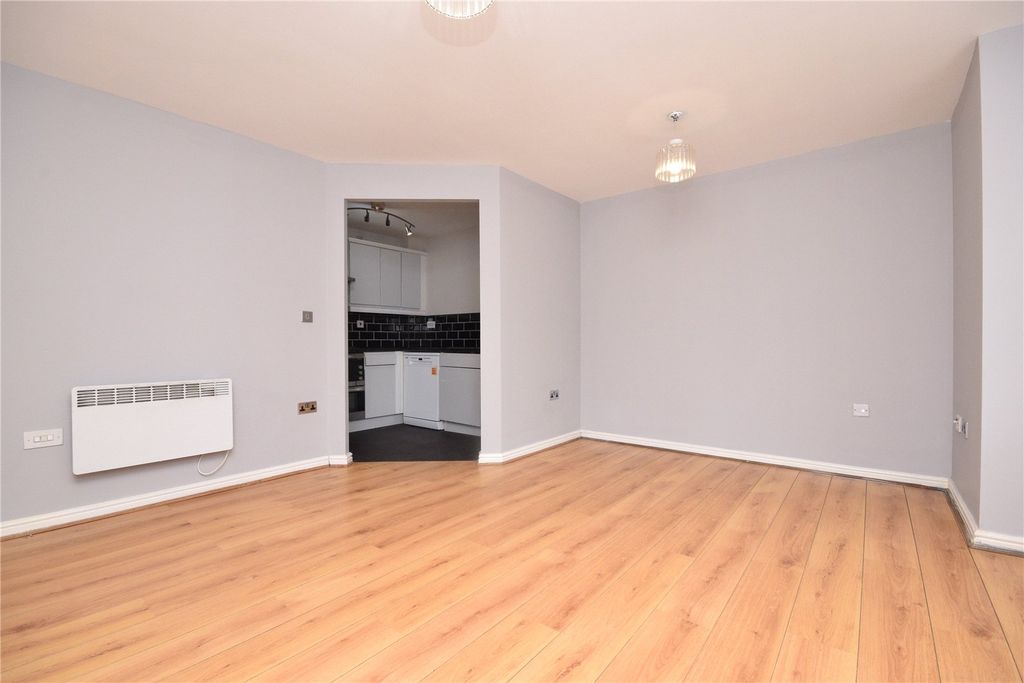 Property photo 3 of 8 Picture No. 18