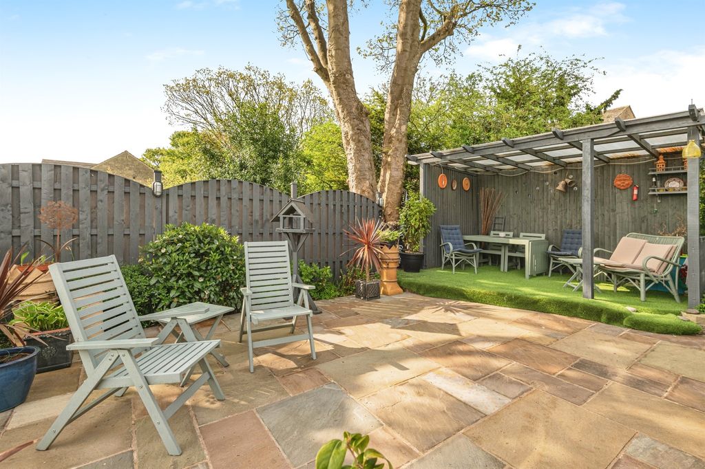 Property photo 2 of 25