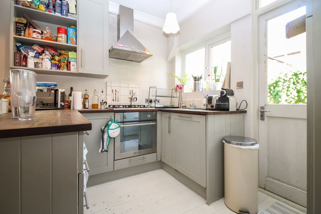 Property photo 3 of 8 Kitchen