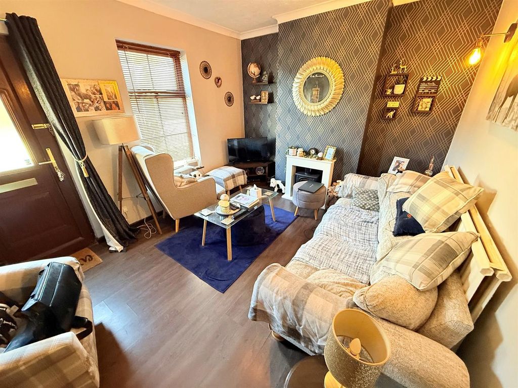 Property photo 2 of 13 Lounge