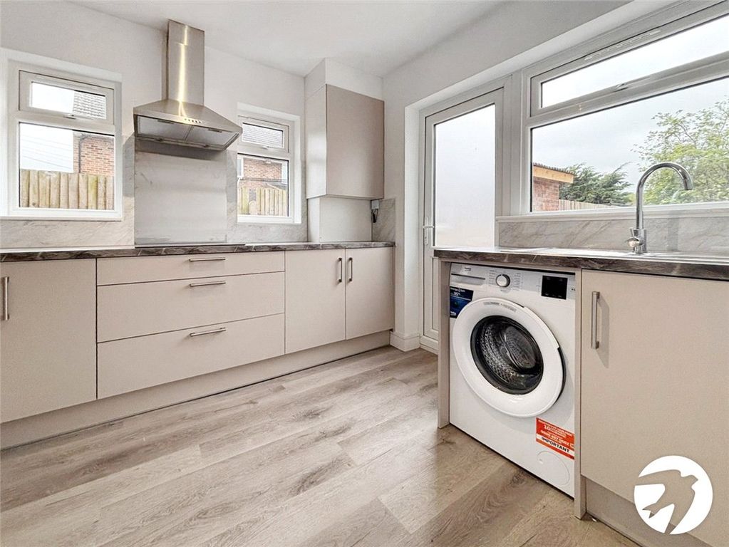 Property photo 2 of 10 Kitchen 1