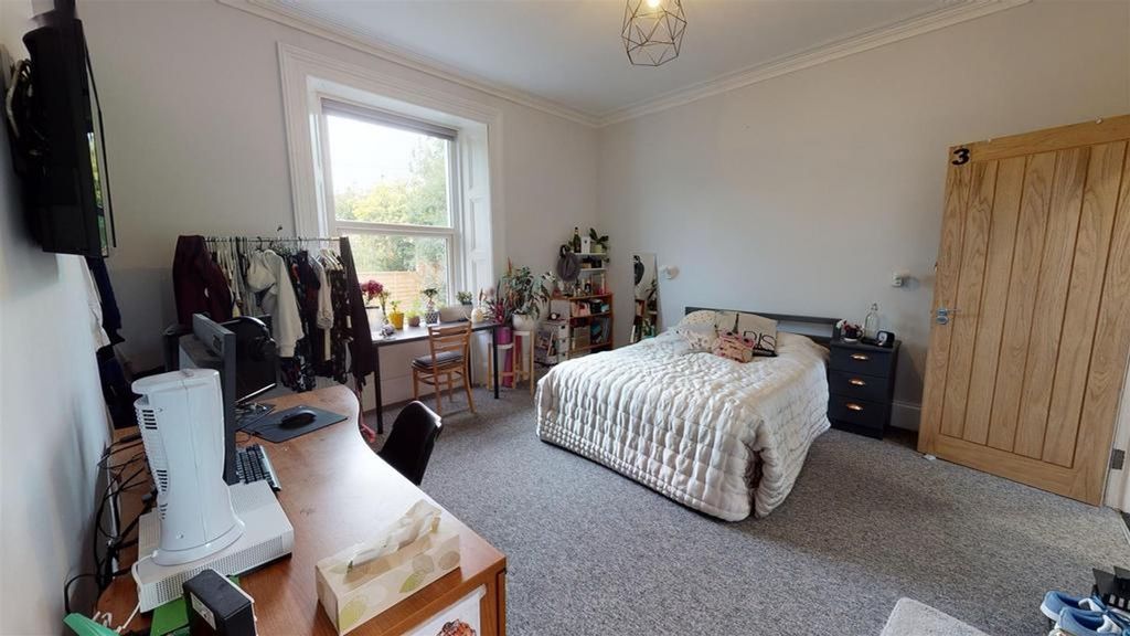 Property photo 3 of 13 A Spacious And Well-Lit Large Double Bedroom, Perf...